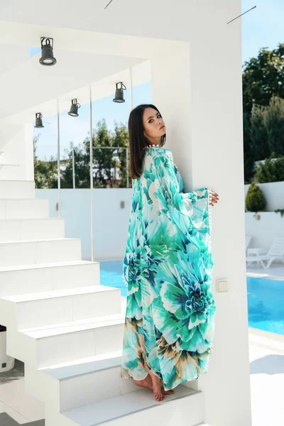 Zarif mayolu, koyu renk saçlı, güzel, şehvetli bir kadın. 