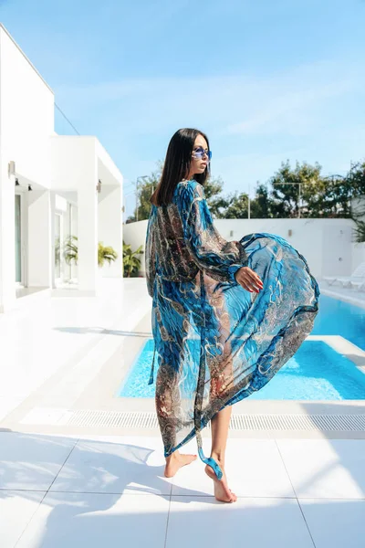 Zarif mayolu, koyu renk saçlı, güzel, şehvetli bir kadın. 