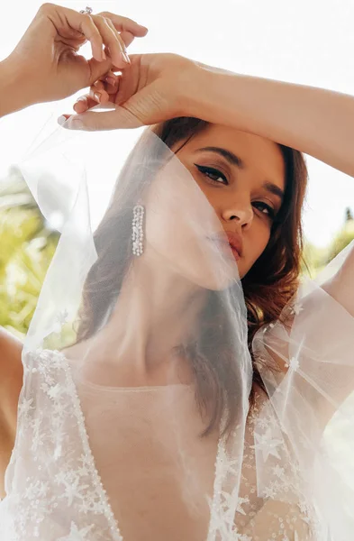 Schöne Frau mit dunklen Haaren im luxuriösen Hochzeitskleid — Stockfoto