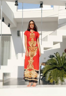 Zarif mayolu, koyu renk saçlı, güzel, şehvetli bir kadın. 