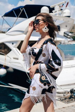 lüks wimming takım elbise ve tun koyu saçlı güzel kadın