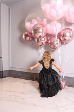 zarif elbise tutun sarı kıvırcık saçlı küçük güzel kız