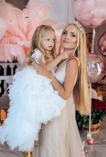 Bela menina pequena com cabelo encaracolado loiro em cele vestido elegante — Fotografia de Stock