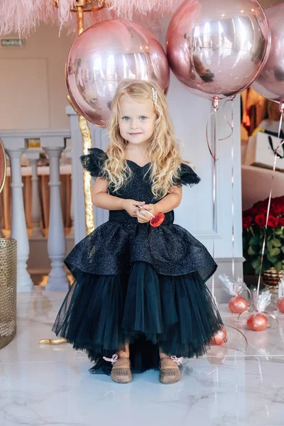 Bella ragazza con i capelli biondi ricci in abito elegante cele — Foto Stock