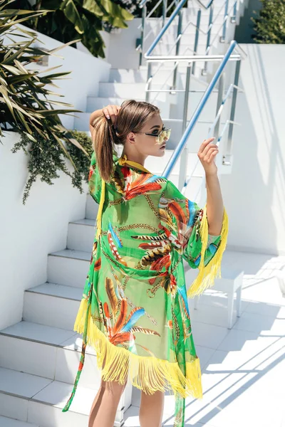 Zarif yüzme elbise içinde sarı saçlı şehvetli kadın ne poz