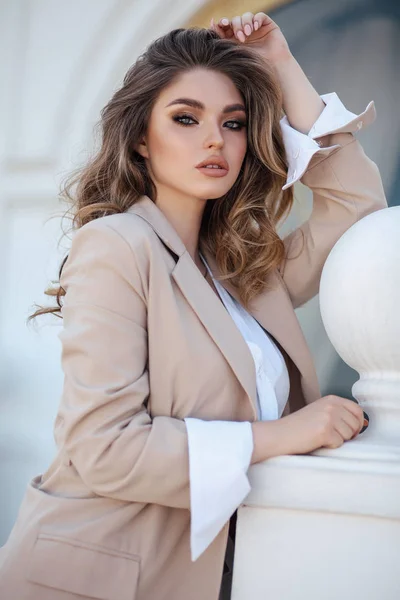 Mulher bonita com cabelo loiro em roupas elegantes e accessori — Fotografia de Stock