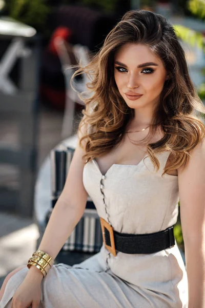 Mulher bonita com cabelo loiro em roupas elegantes e accessori — Fotografia de Stock