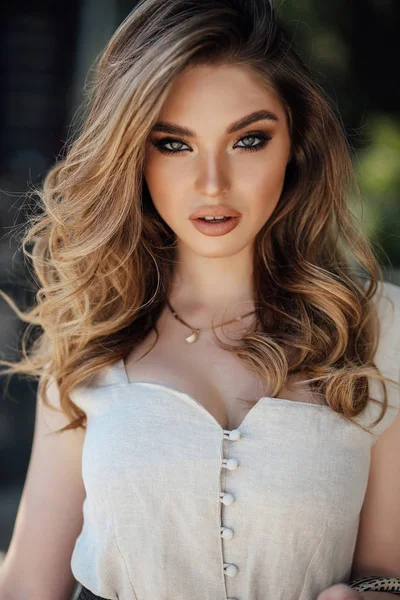 Vacker kvinna med blont hår i eleganta kläder och accessoarer — Stockfoto