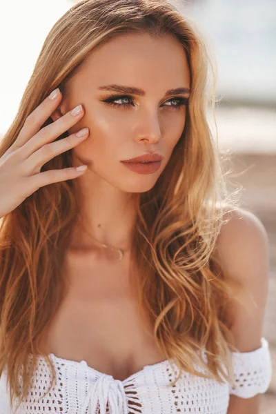 Vacker kvinna med blont hår i strandkläder koppla av på — Stockfoto