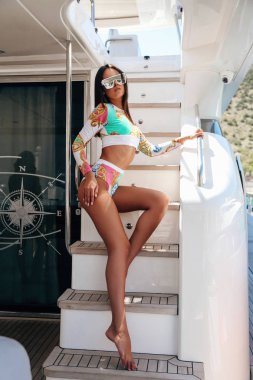 Güzel kız, siyah saçlı, zarif mayolu, rahatlatıcı. 