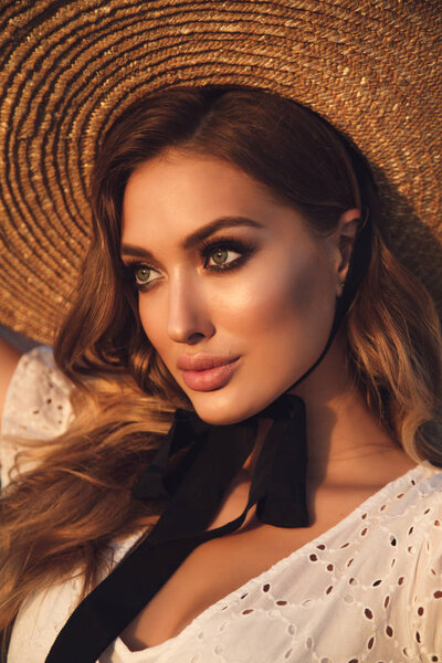 Hermosa chica con el pelo rubio en ropa elegante posando en summ — Foto de Stock