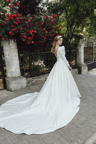 Fashion Outdoor Photo Beautiful Bride Blond Hair Luxurious Wedding Dress — Stock Photo, Image