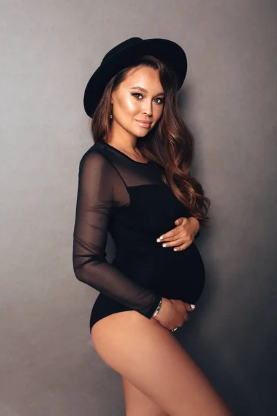 Foto Moda Hermosa Mujer Embarazada Con Pelo Oscuro Ropa Elegante —  Fotos de Stock
