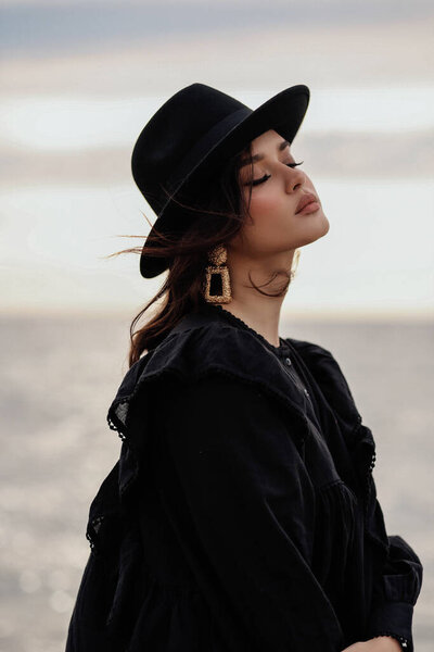 Foto Moda Aire Libre Hermosa Mujer Con Pelo Oscuro Ropa — Foto de Stock