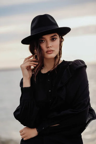 Модное Фото Красивой Женщины Темными Волосами Элегантной Одежде Черной Шляпе — стоковое фото