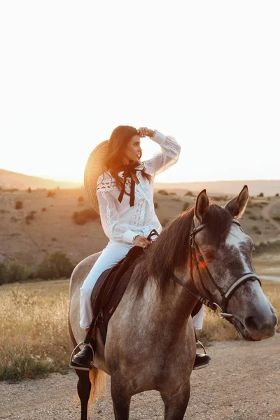 Mode Photo Extérieure Belle Femme Aux Cheveux Foncés Dans Des — Photo