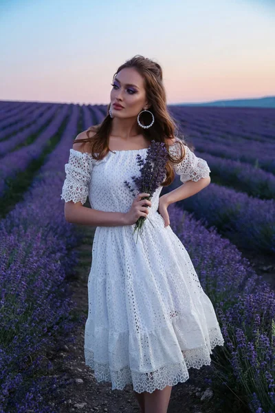 라벤더가 액세서리가 아름다운 금발의 매력적 여성의 — 스톡 사진