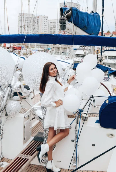 Moda Foto Livre Mulher Bonita Com Cabelo Escuro Roupas Elegantes — Fotografia de Stock