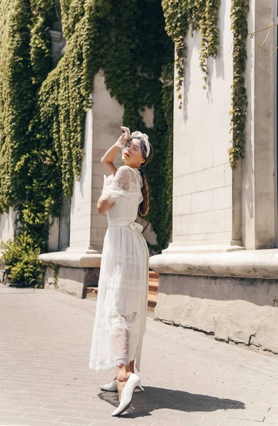 Мода Открытая Фотография Красивой Женщины Темными Волосами Элегантном Белом Платье — стоковое фото