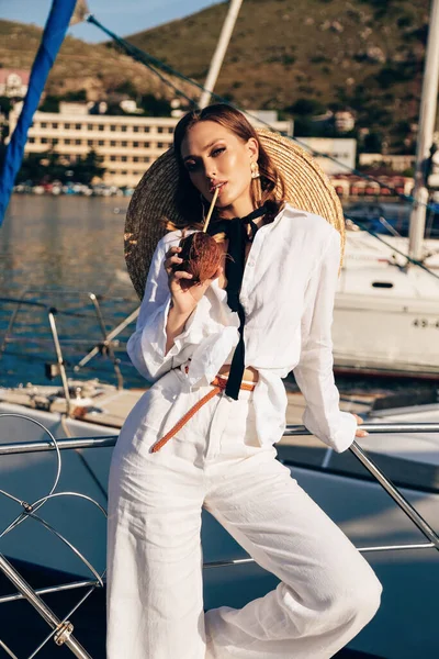 美しい女性のファッション屋外写真ブロンドの髪でエレガントな服を着てヨットにポーズ — ストック写真