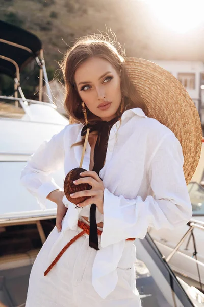 Foto Moda Aire Libre Mujer Hermosa Con Pelo Rubio Ropa —  Fotos de Stock