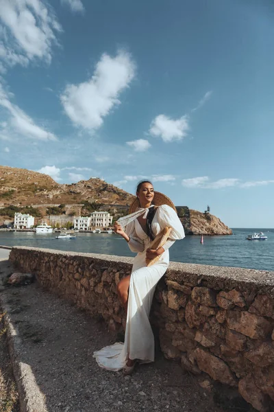 Foto Aire Libre Moda Mujer Hermosa Con Cabello Oscuro Vestido —  Fotos de Stock