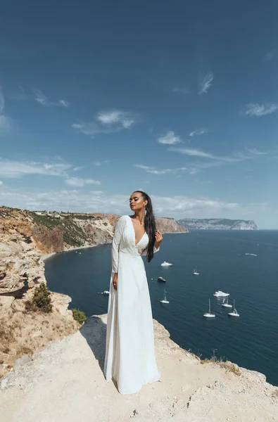 Foto Aire Libre Moda Mujer Hermosa Con Cabello Oscuro Vestido —  Fotos de Stock