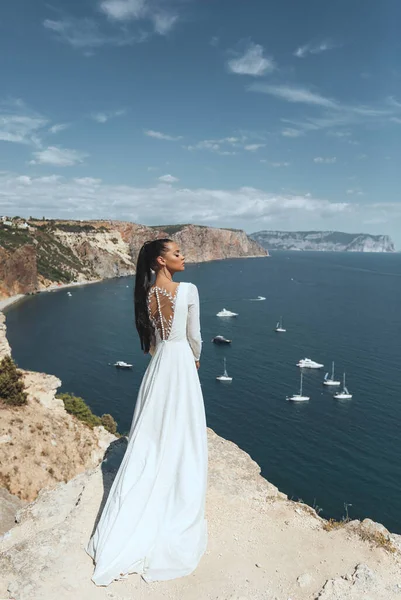 Foto Aire Libre Moda Mujer Hermosa Con Cabello Oscuro Vestido —  Fotos de Stock