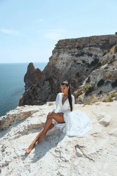 Foto Aire Libre Moda Mujer Hermosa Con Cabello Oscuro Vestido —  Fotos de Stock