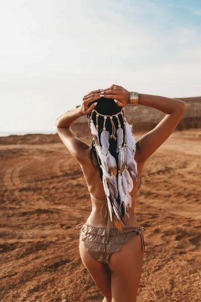 时尚户外照片 美丽的性感女人 深色头发 穿着雅致的游泳衣 配饰摆设在沙漠中 — 图库照片