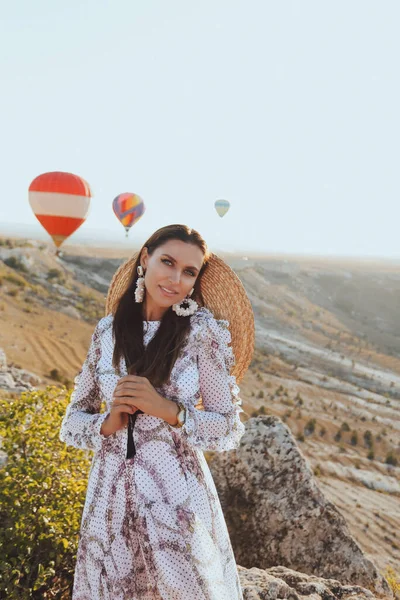 Havalı Balonlarla Vadi Manzaralı Piknik Yapan Zarif Elbiseli Güzel Bir — Stok fotoğraf