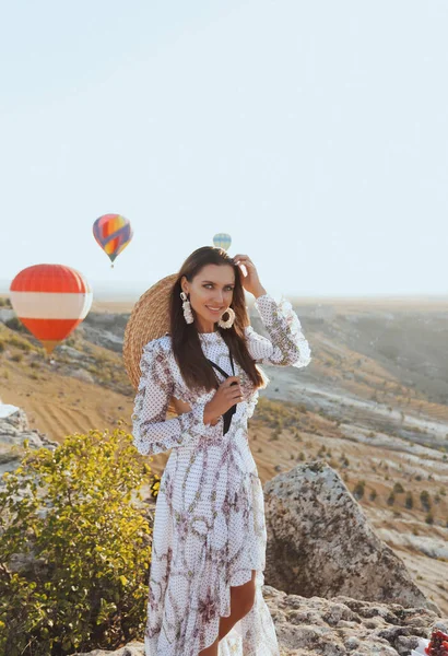 Havalı Balonlarla Vadi Manzaralı Piknik Yapan Zarif Elbiseli Güzel Bir — Stok fotoğraf