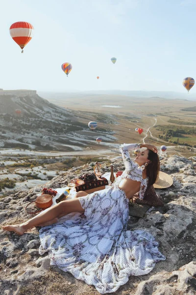 Havalı Balonlarla Vadi Manzaralı Piknik Yapan Zarif Elbiseli Güzel Bir — Stok fotoğraf