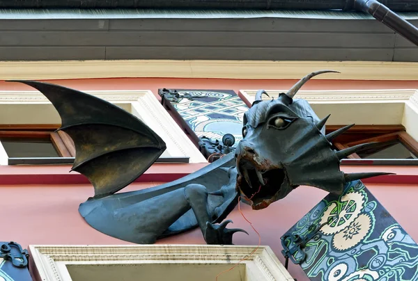 Скульптура Дракона Украшающая Фасад Знаменитого Ресторана Дом Легенд Июня Львове — стоковое фото