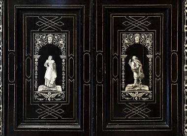 Kabuk kakma ile süslü ahşap kapılar