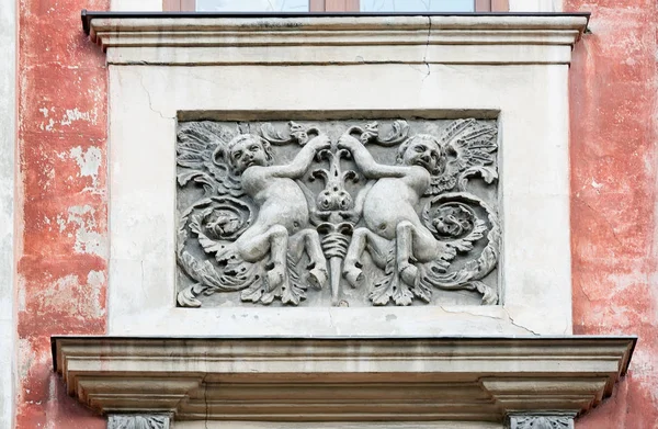 Cephe dekoratif sıva heykel panelde eski ev Lviv, Ukrayna