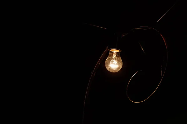 Лампочка Изогнутом Столбе — стоковое фото
