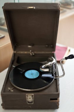 Plaka ile eski gramofon