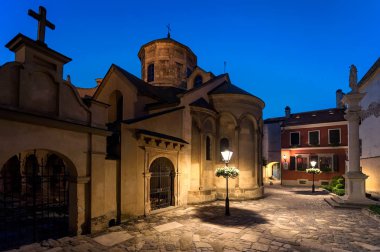 Lviv, Ukrayna Mary varsayım Ermeni Katedrali gece görünümü