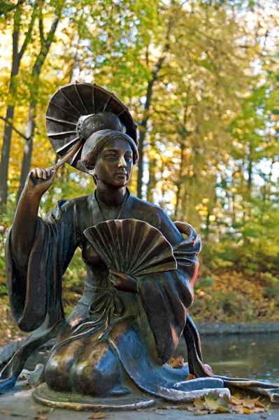 Sculpture Jeune Femme Chinoise Avec Parapluie Près Pont Chinois Arboretum — Photo