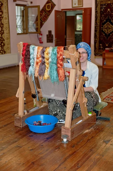 Denizli Turkey June 2013 Unidentified Woman Works Loom Showroom Carpet — Stock Photo, Image