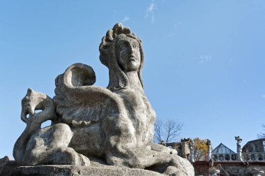 Lutsk, Ukrayna Chimeras ile House olarak bilinen Mimar Mykola Golovan, Evi önünde master heykeli