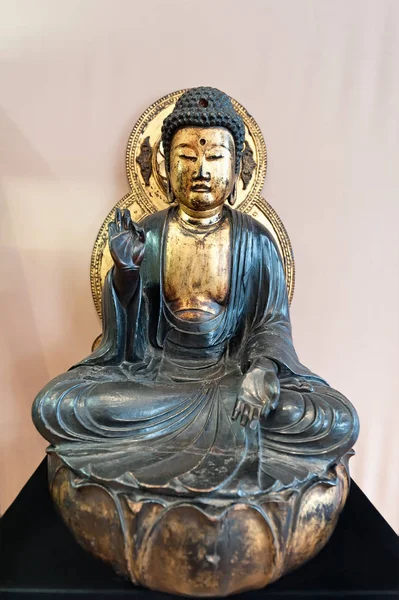 Buddha Alte Kleine Statuette Auf Sockel — Stockfoto