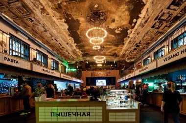 Odesa/Ukrayna-Mart 24 2019: City Food Market (tek çatı altında en iyi sokak gıda satıcıları) Odesa, Ukrayna