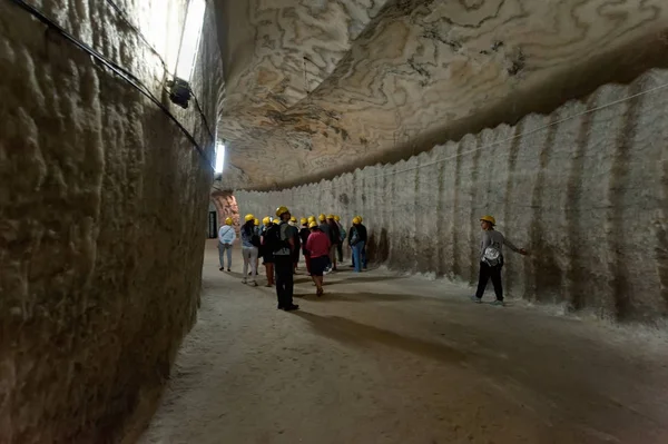索莱达尔 顿巴斯 乌克兰 2019年6月22日 游客在索莱达尔盐矿隧道 唐巴斯 乌克兰 — 图库照片