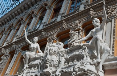 Odessa Pasajı Heykelleri, Odessa, Ukrayna'nın merkezinde Deribasivska Caddesi üzerinde bir geçit ve otel