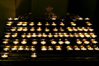 Kilise mum birçok yanan mumlar ile sopa