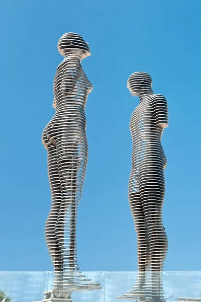 移動金属愛記念碑 バトゥミで グルジア 図は接触することなく 単一のエンティティにマージし 互いに向かって移動しています — ストック写真