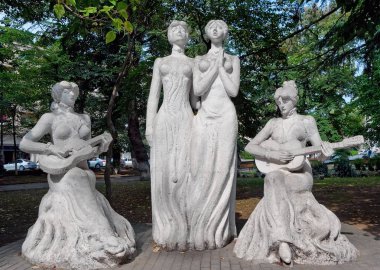 Geleneksel Gürcistan müziğini seslendiren Gürcü şarkıcı dörtlüsü Ishkhneli kardeşlerin (Kutaisi 'nin yerlileri) anıtı. 