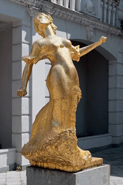 Die Goldene Frauenstatue Auf Dem Piazza Platz Batumi Georgien — Stockfoto